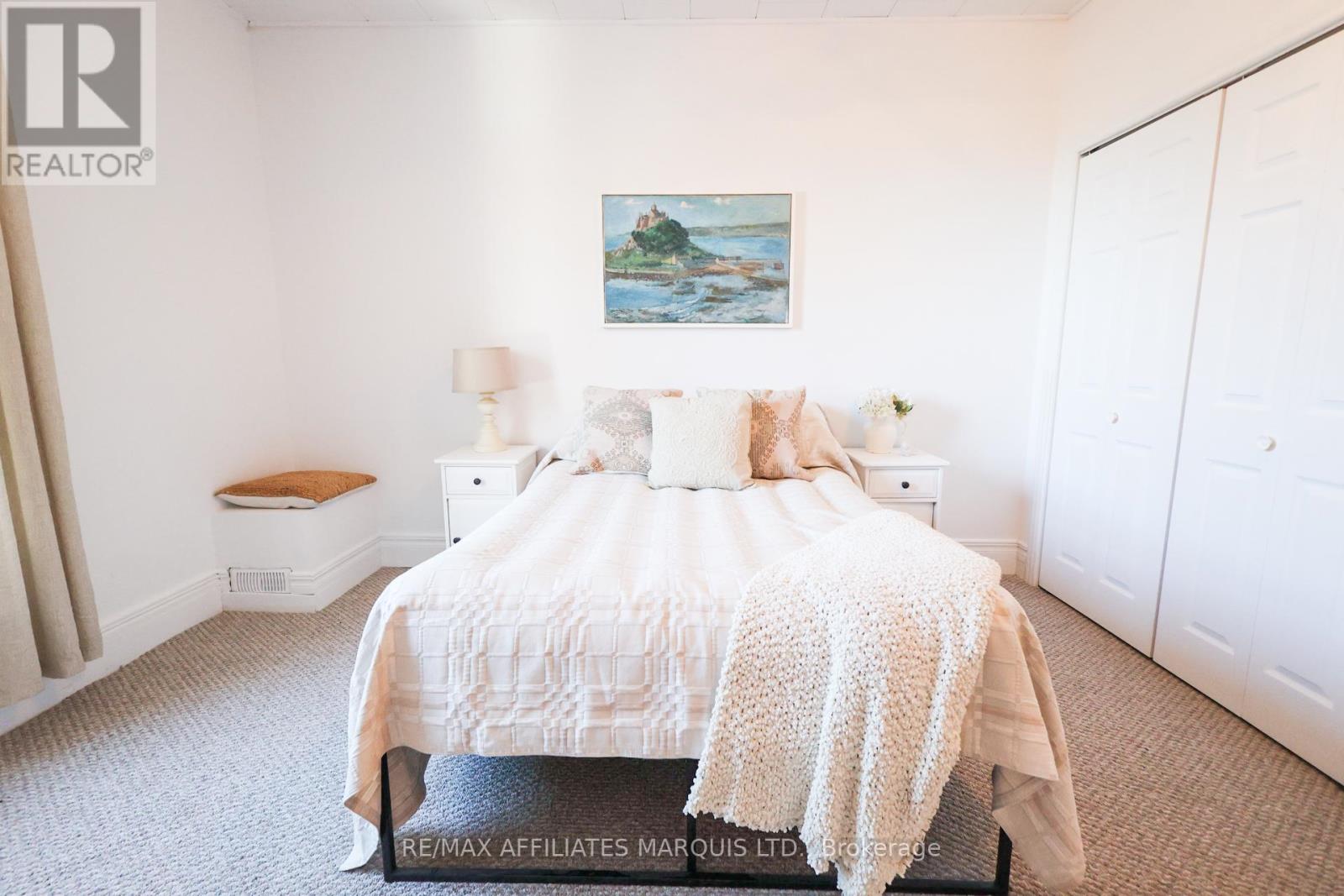 11 ELGIN STREET E - 25