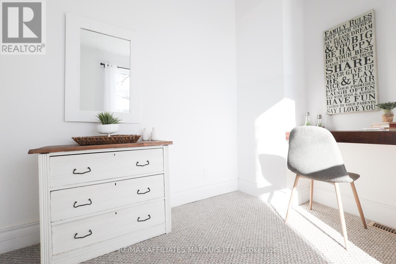 11 ELGIN STREET E - 32