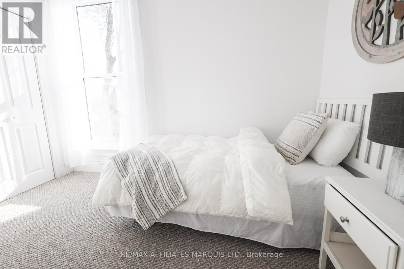 11 ELGIN STREET E - 34