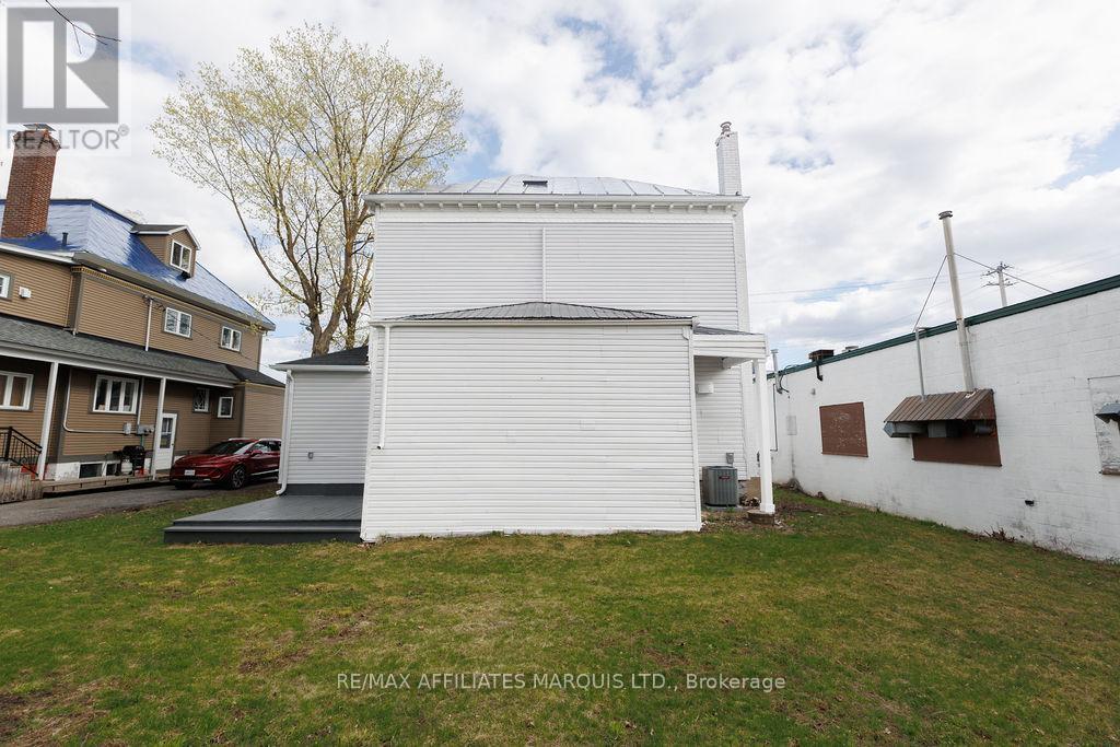 11 ELGIN STREET E - 36