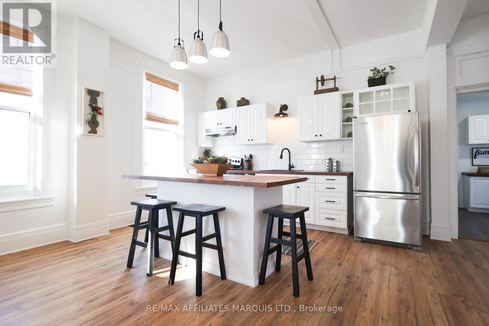 11 ELGIN STREET E - 24