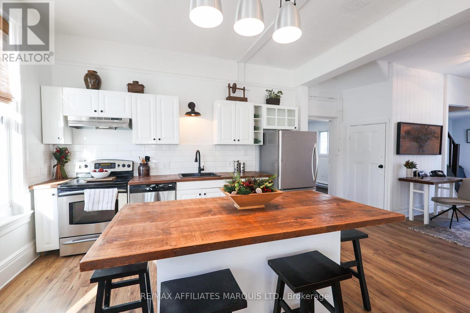 11 ELGIN STREET E - 22