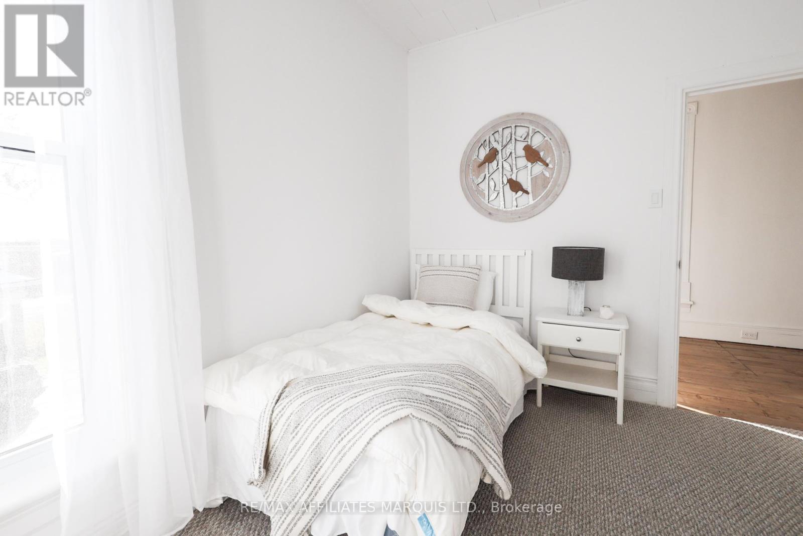 11 ELGIN STREET E - 33