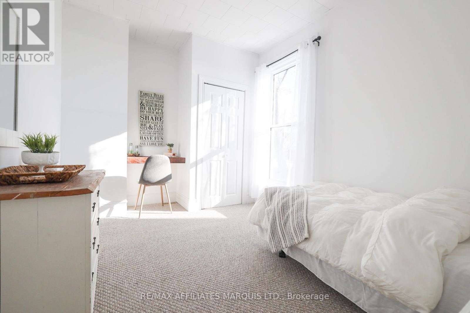 11 ELGIN STREET E - 35