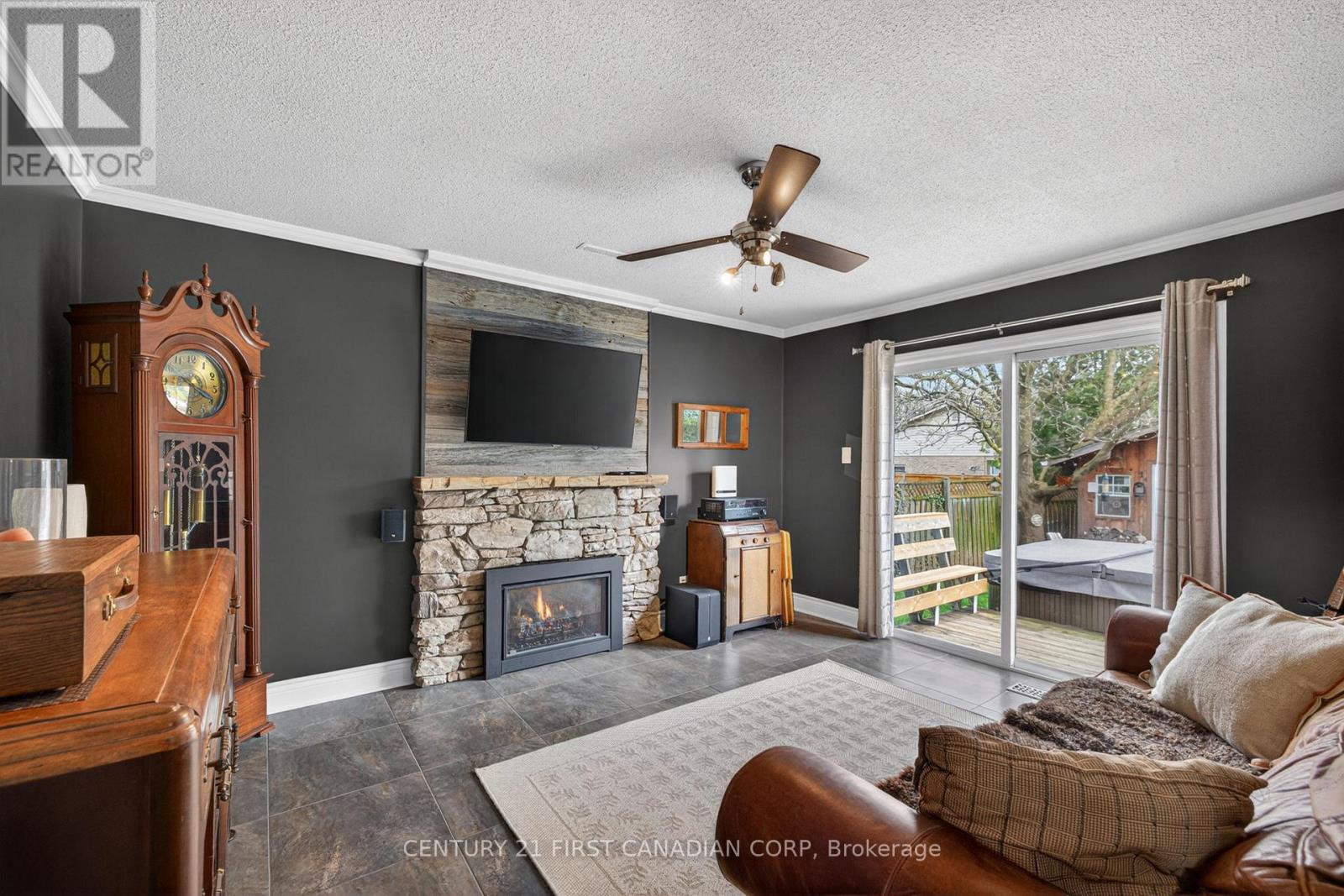 1093 VISCOUNT ROAD - 21