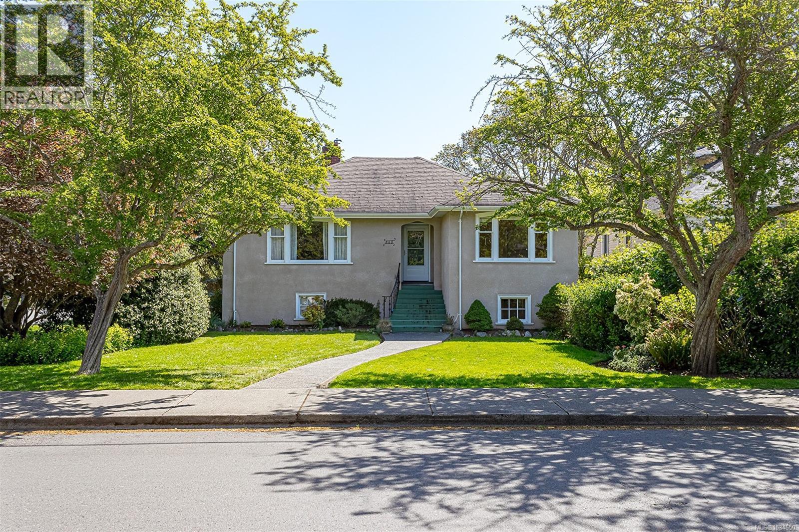  865 St. Patrick Street, Oak Bay
