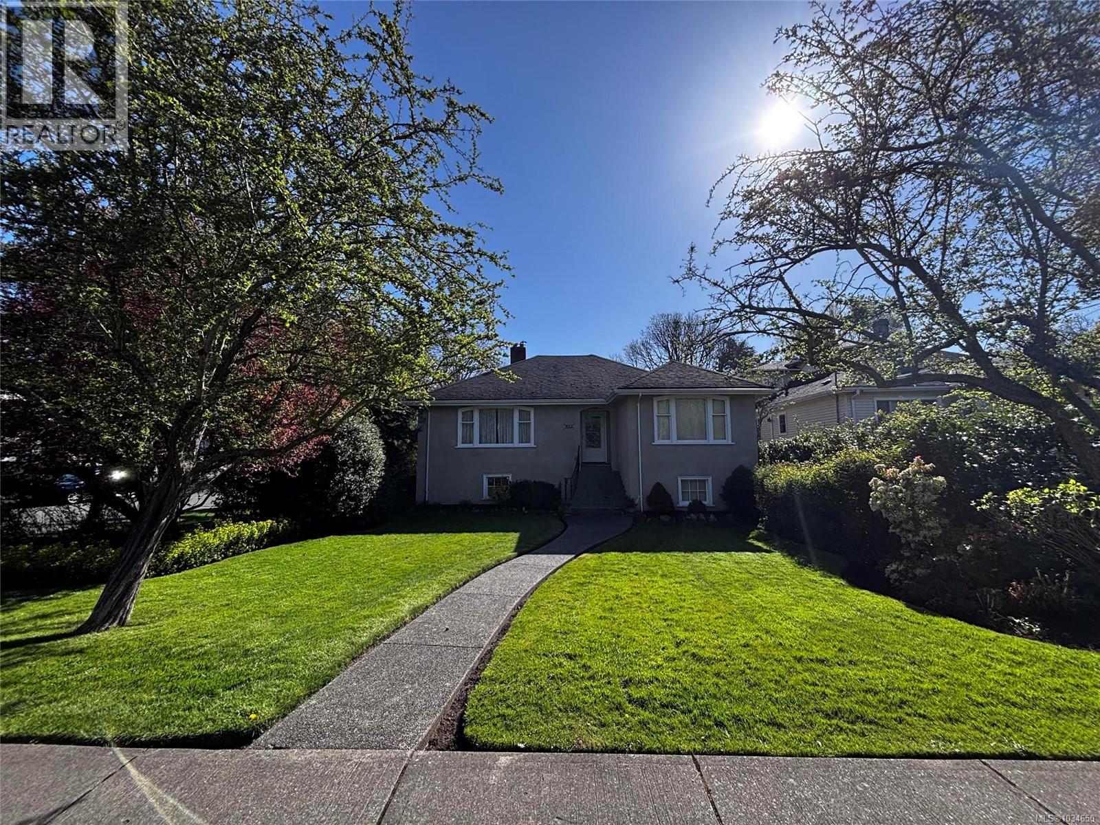  865 St. Patrick Street, Oak Bay