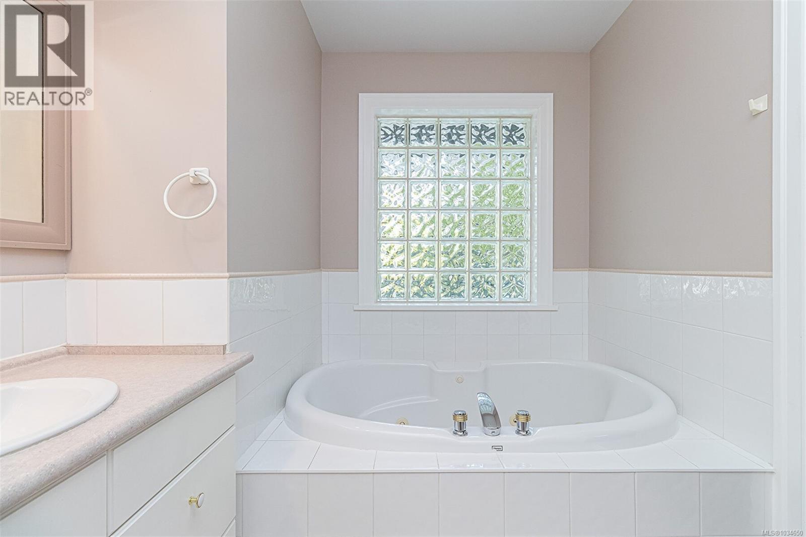 865 St. Patrick Street, Oak Bay