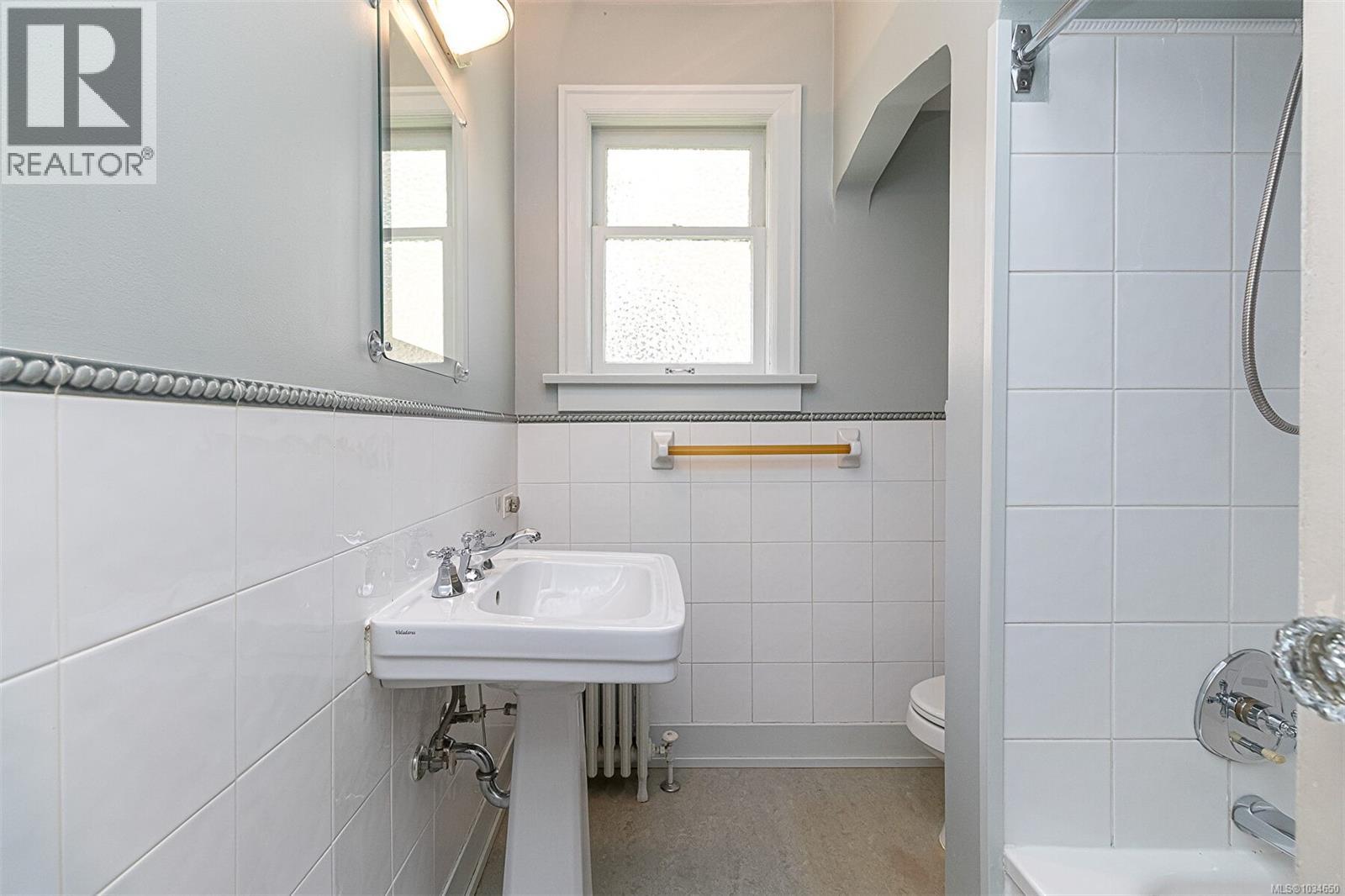  865 St. Patrick Street, Oak Bay