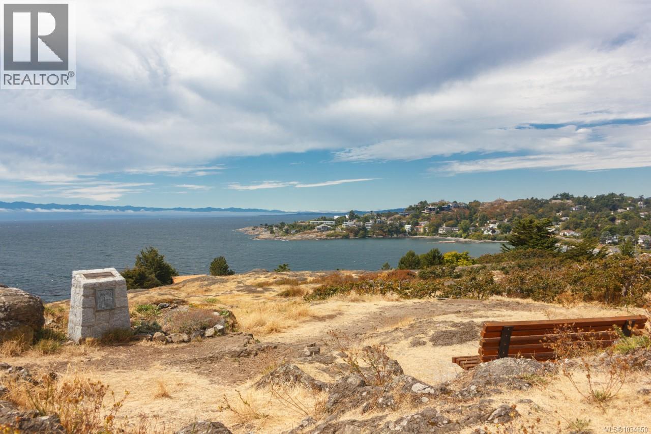  865 St. Patrick Street, Oak Bay