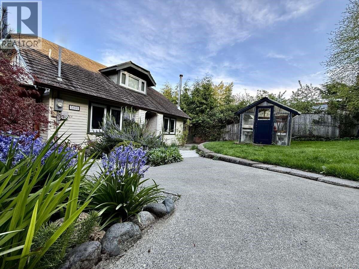 5696 Island Hwy S - 5