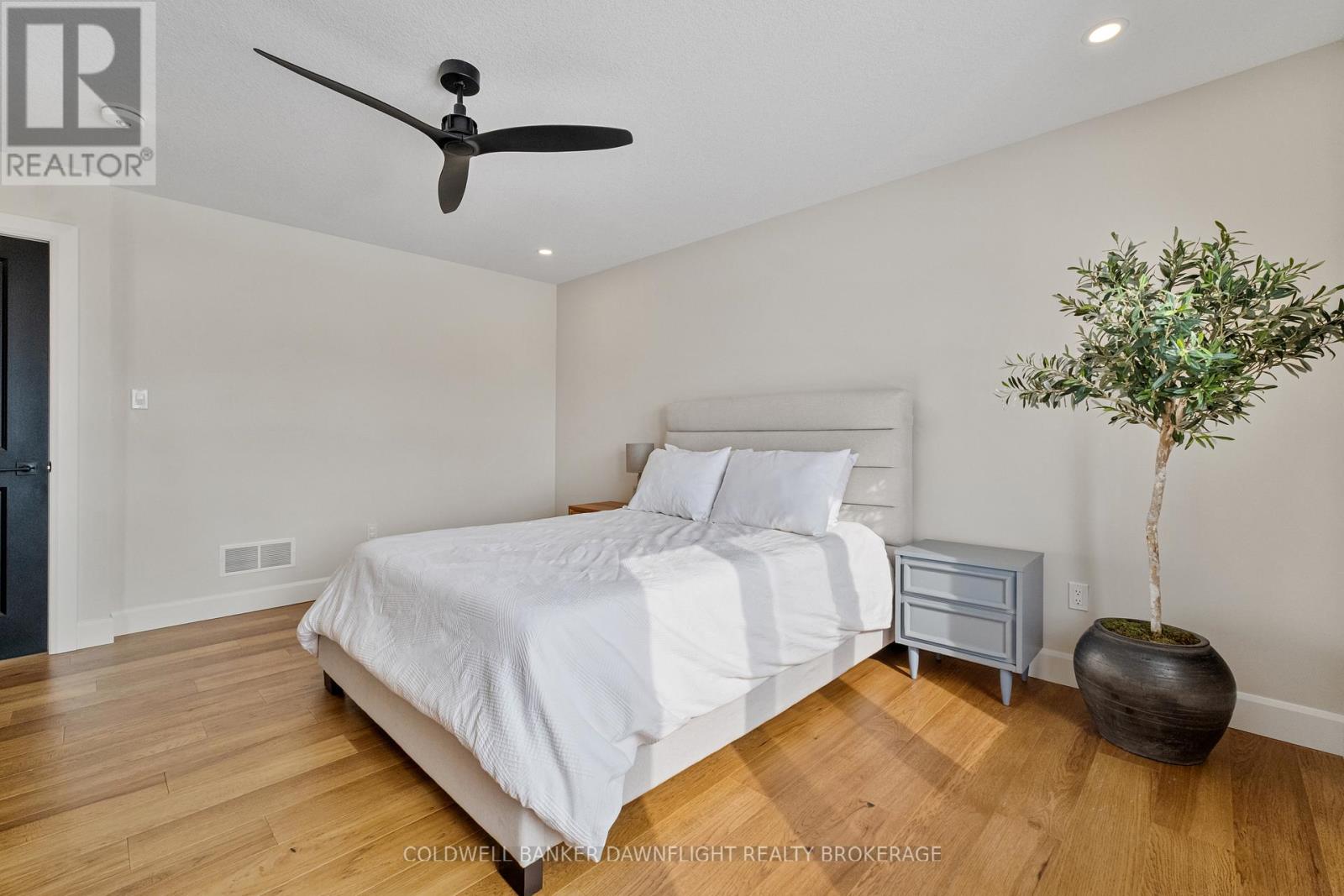 160 FOXBOROUGH PLACE - 24