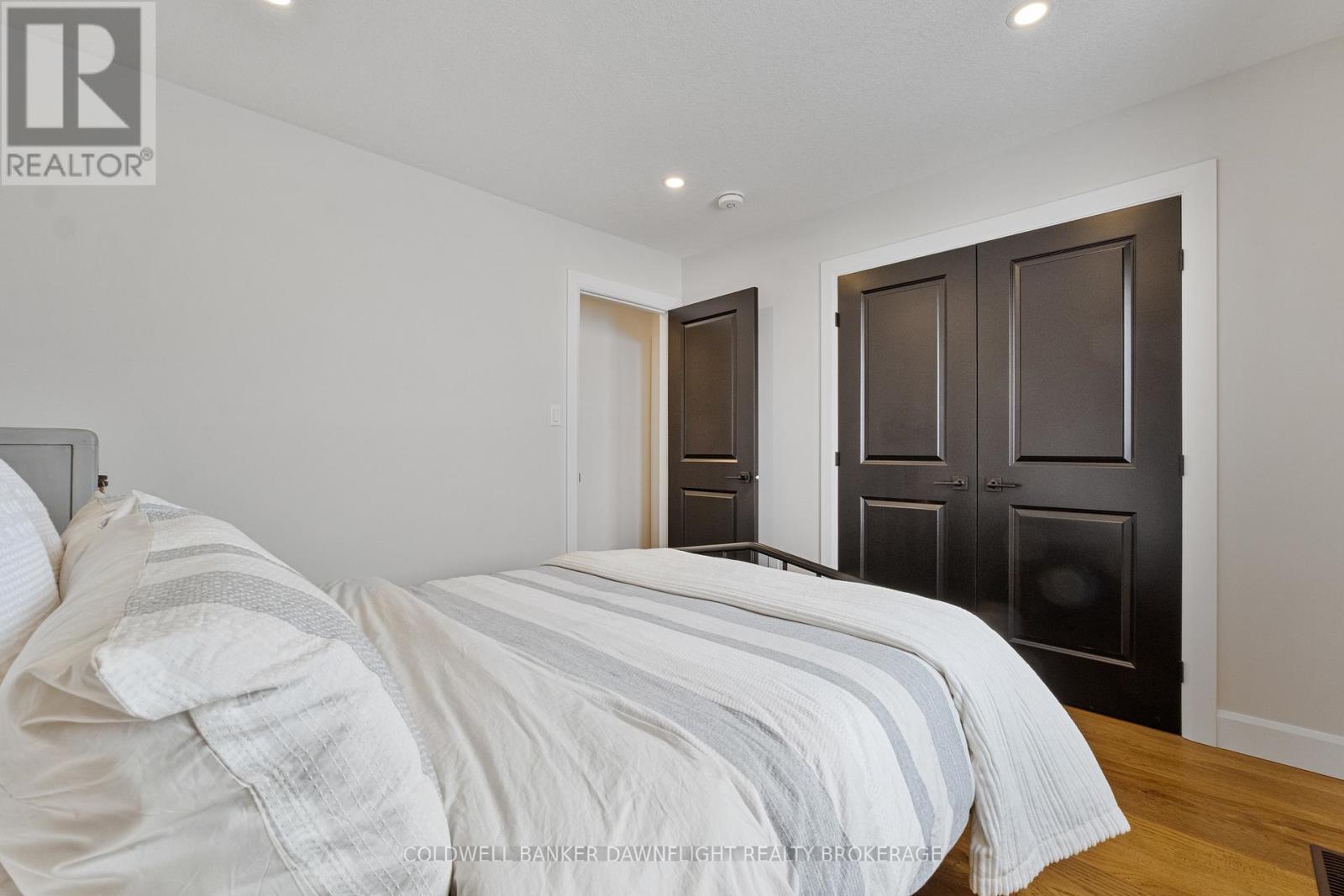 160 FOXBOROUGH PLACE - 34