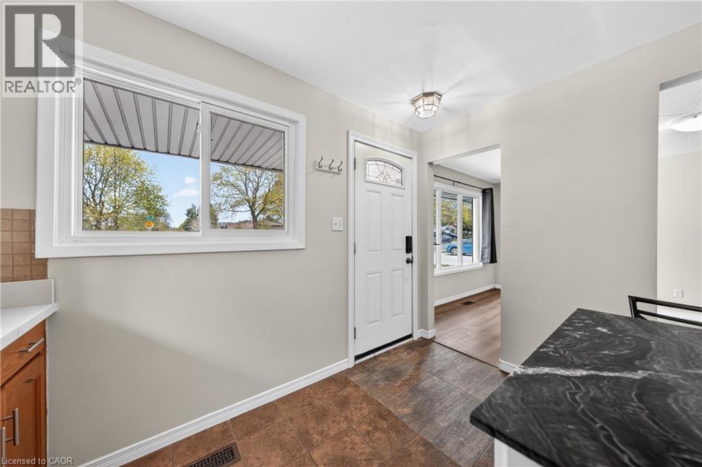 34 AVENUE Road, Cambridge, Ontario, N1R1B7 — Photo 3