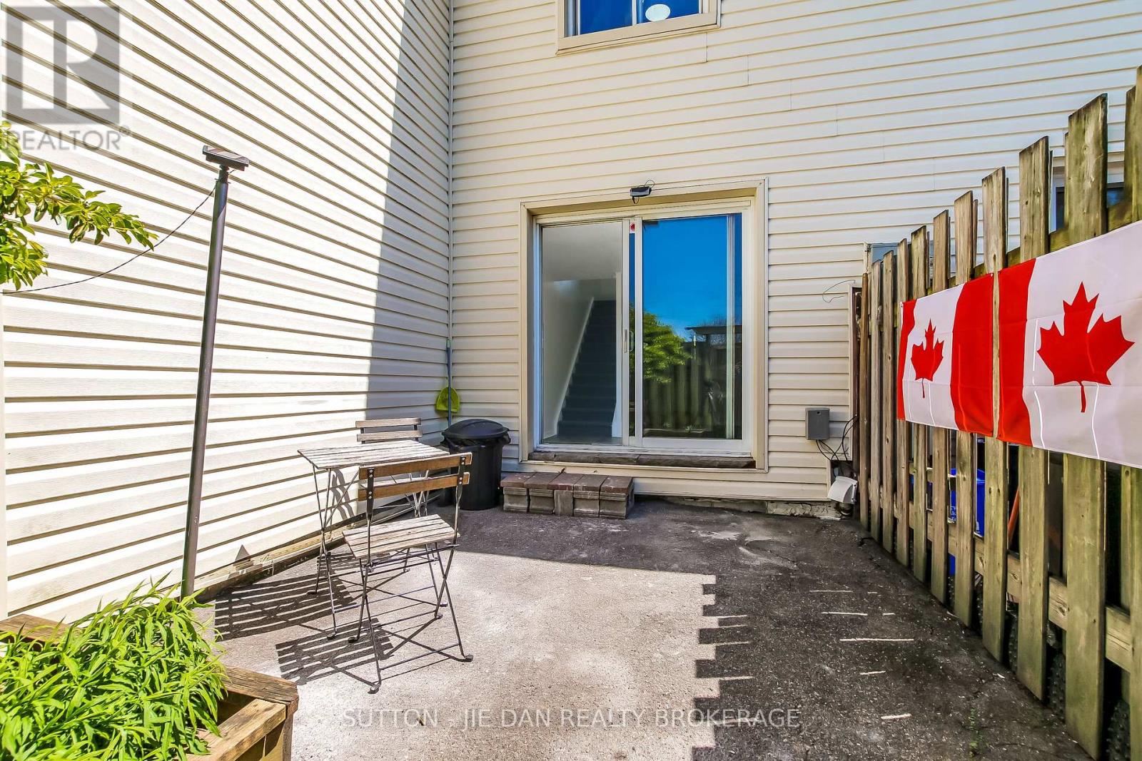 #3 1919 TRAFALGAR STREET - 22