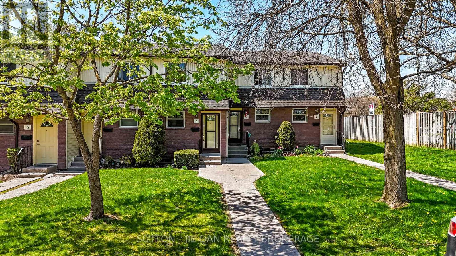 #3 1919 TRAFALGAR STREET - 25
