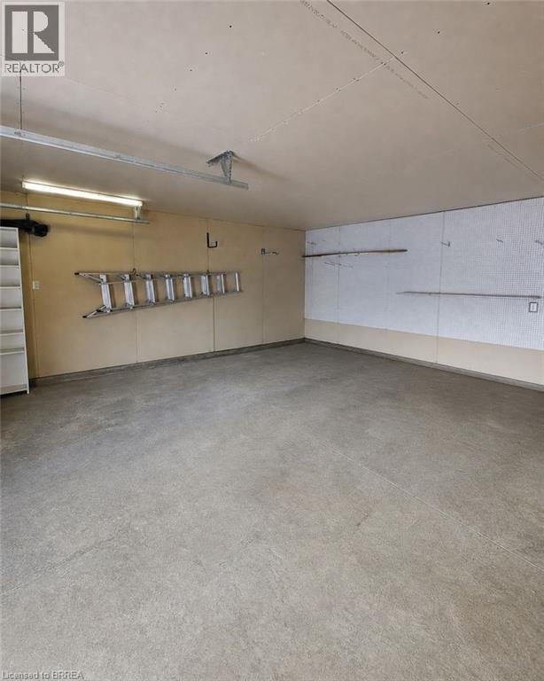 404 NELSON Street Unit# GARAGE, Brantford, Ontario, N3S4E8 — Photo 2