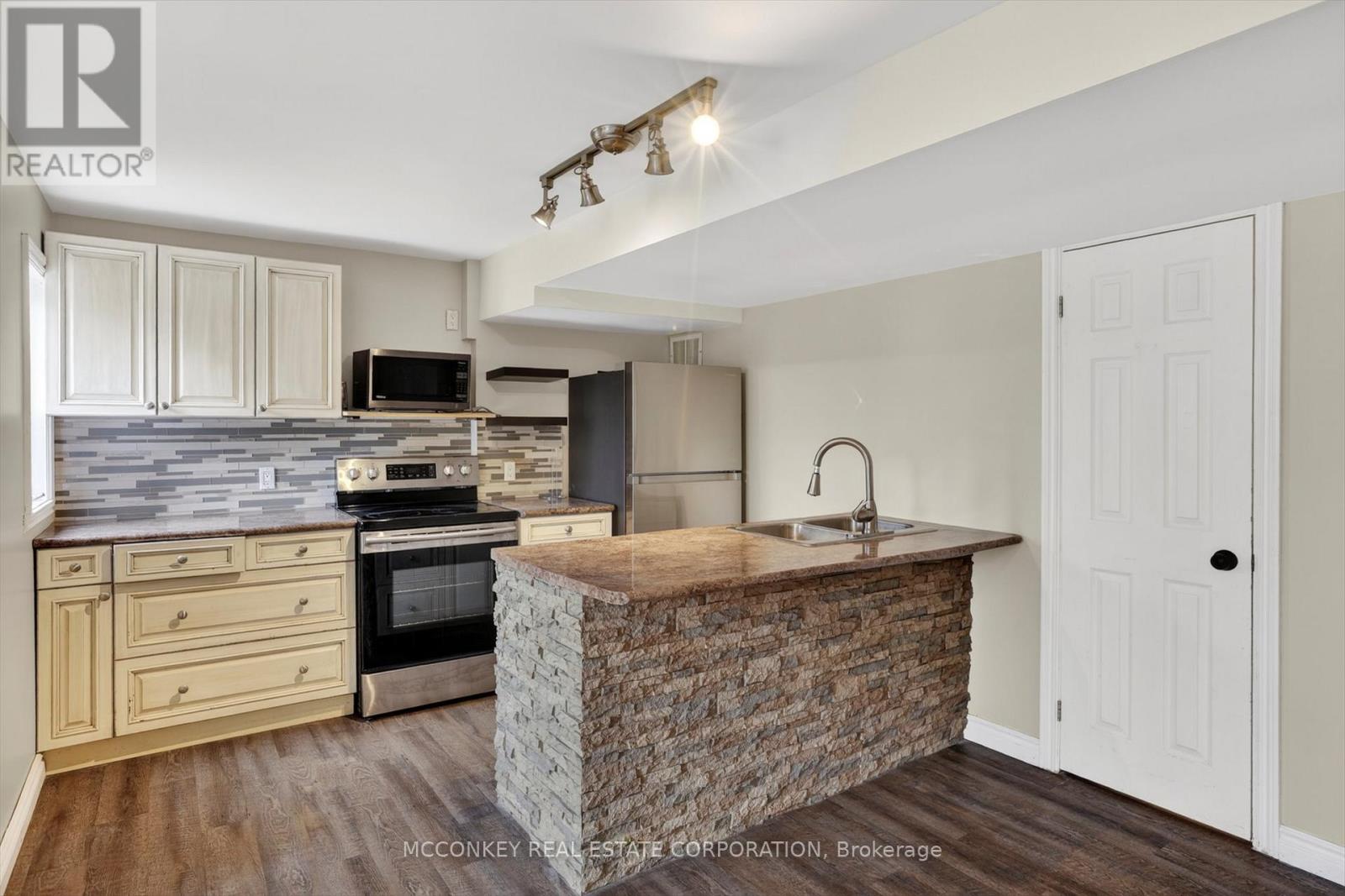 1814 STRATTON AVENUE - 34