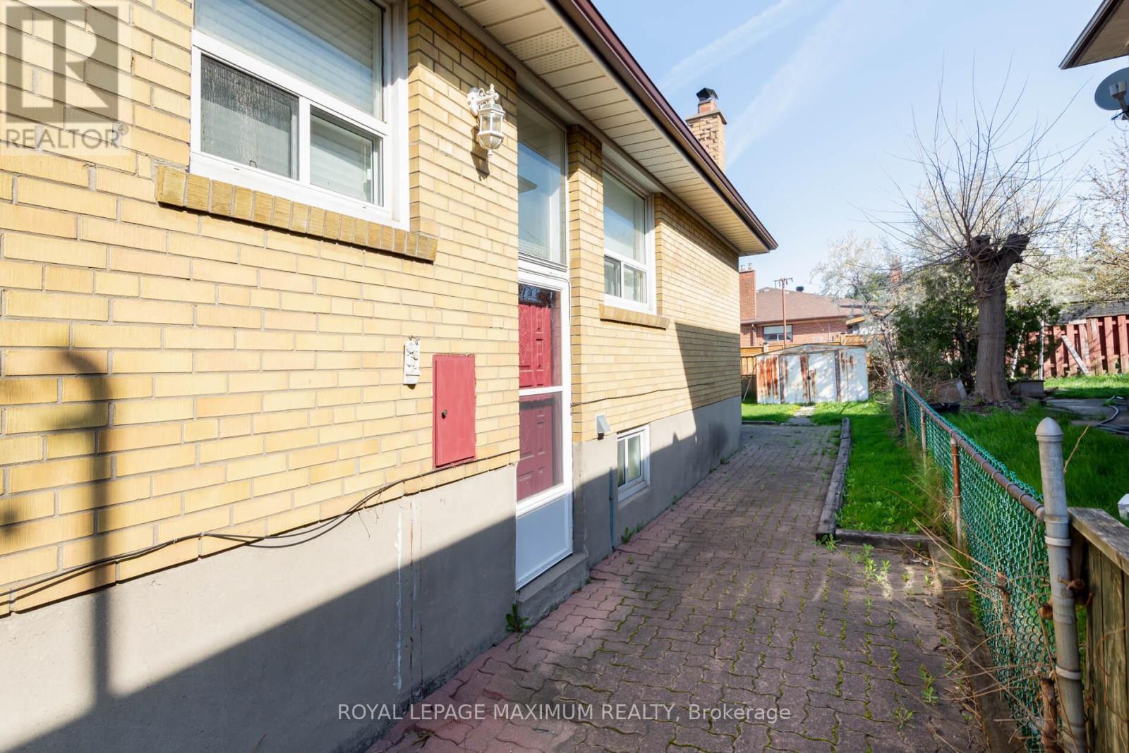 44 FALLINGDALE CRESCENT - 26