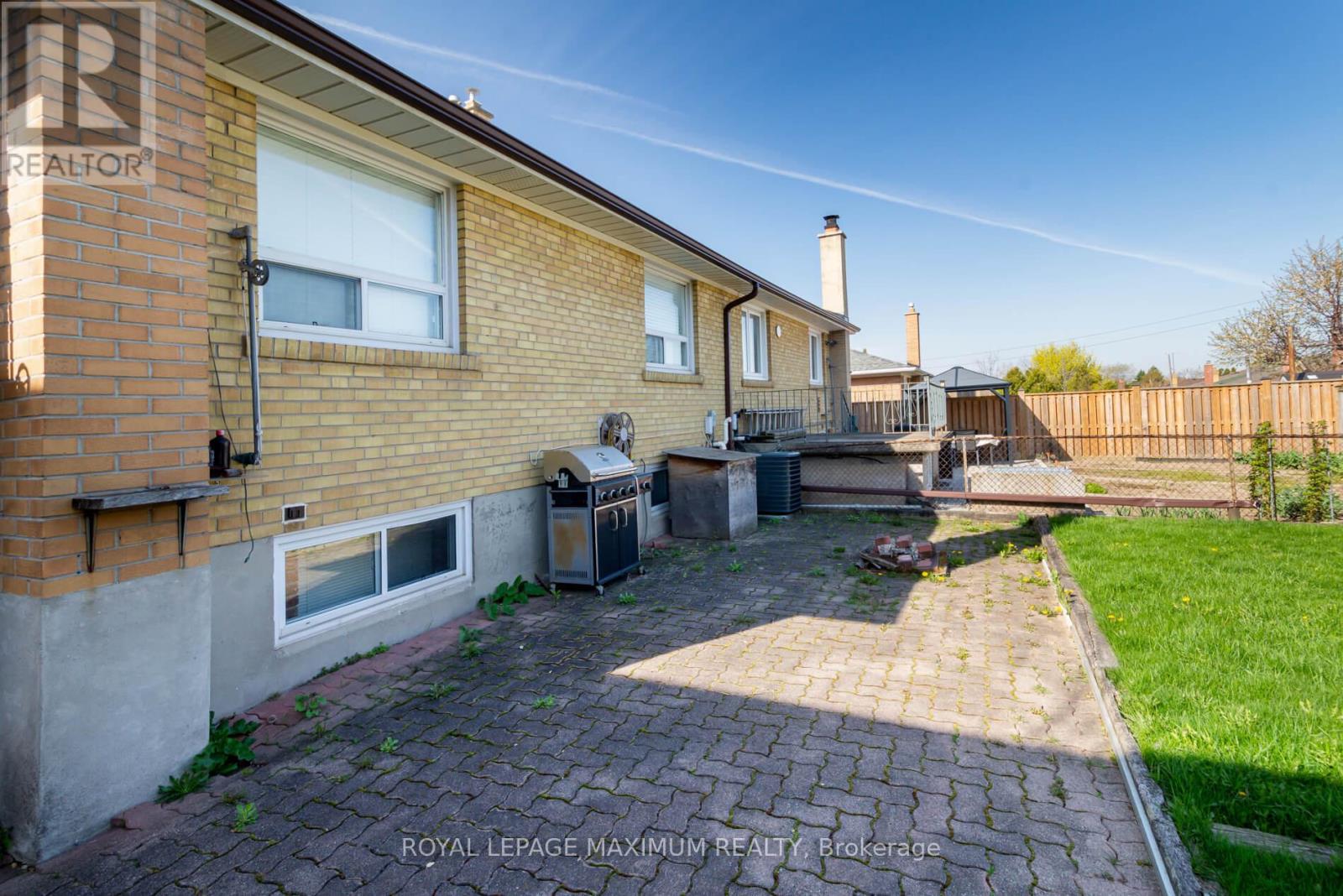 44 FALLINGDALE CRESCENT - 31