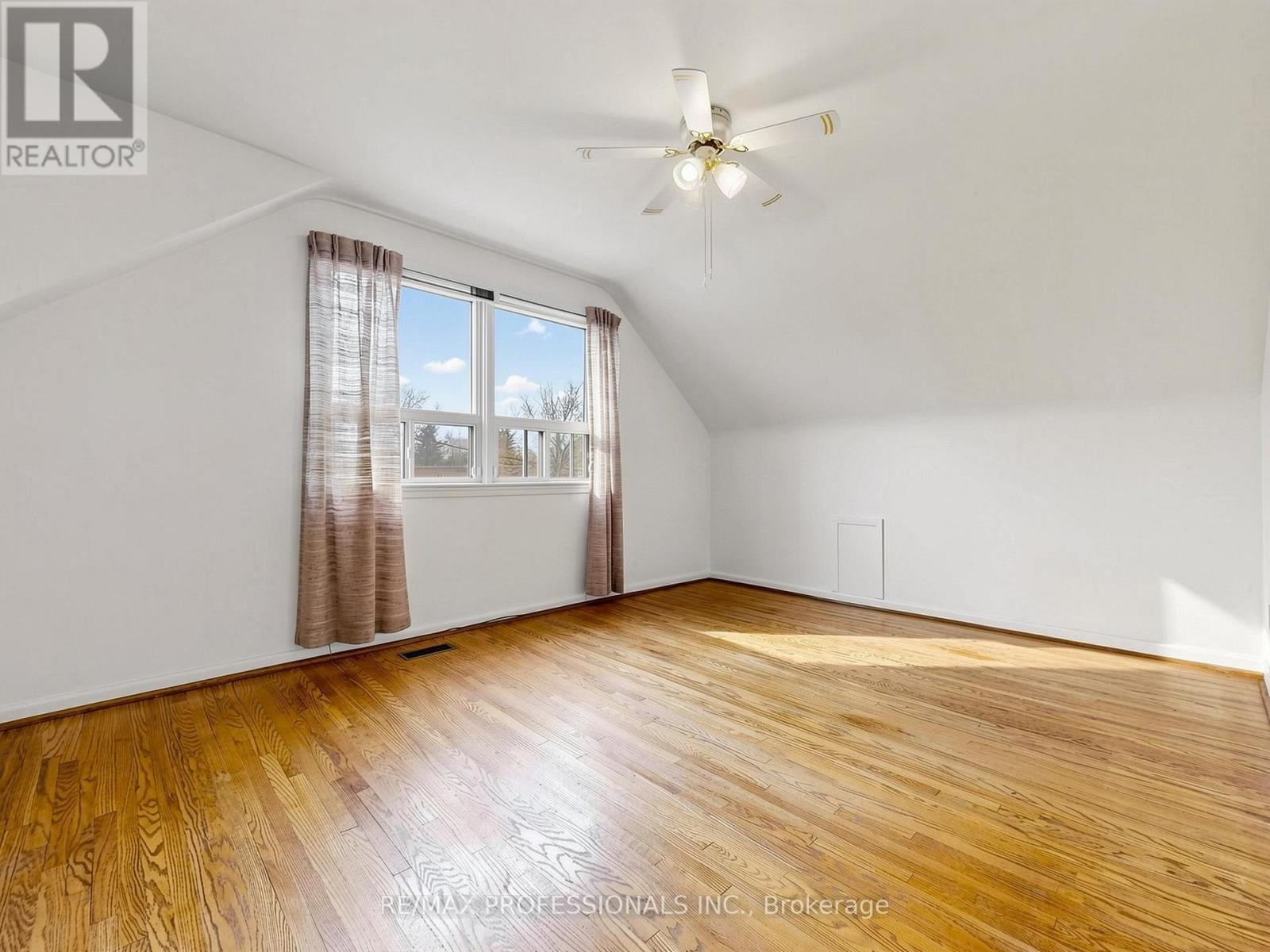 26 HENLEY CRESCENT - 19