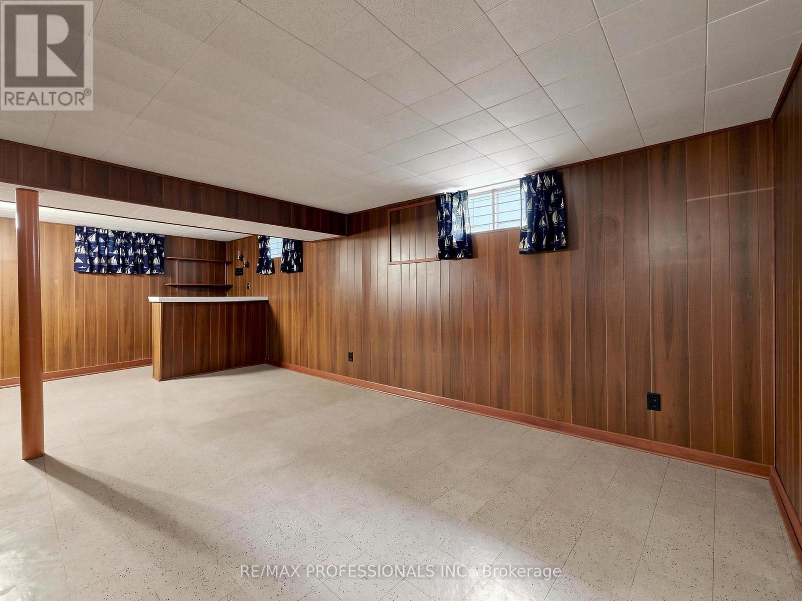 26 HENLEY CRESCENT - 24