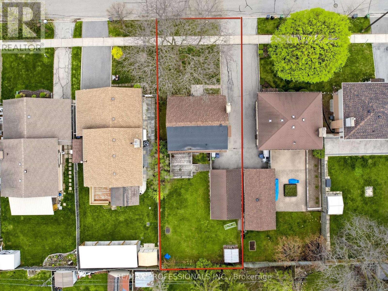 26 HENLEY CRESCENT - 28