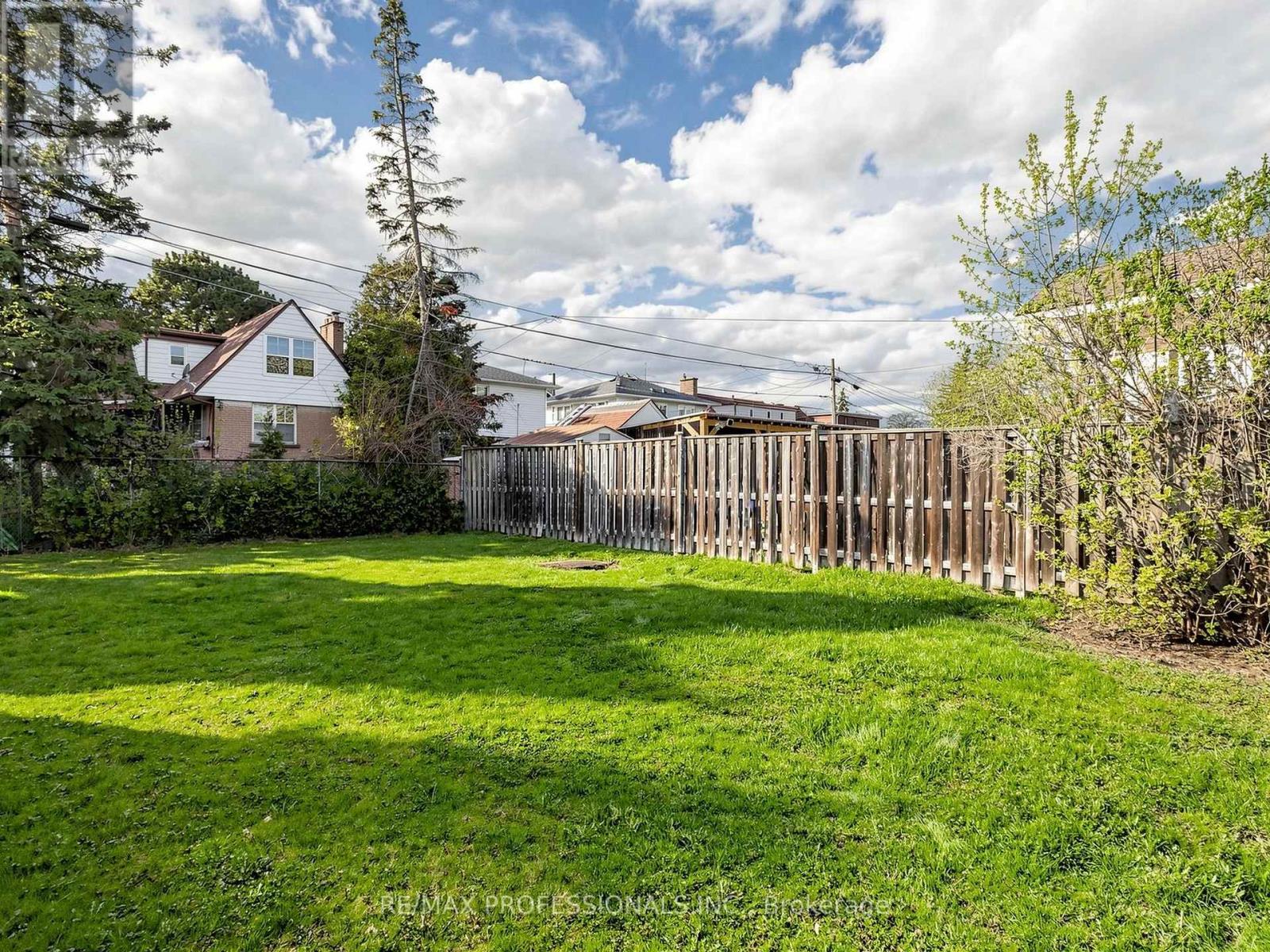 26 HENLEY CRESCENT - 30