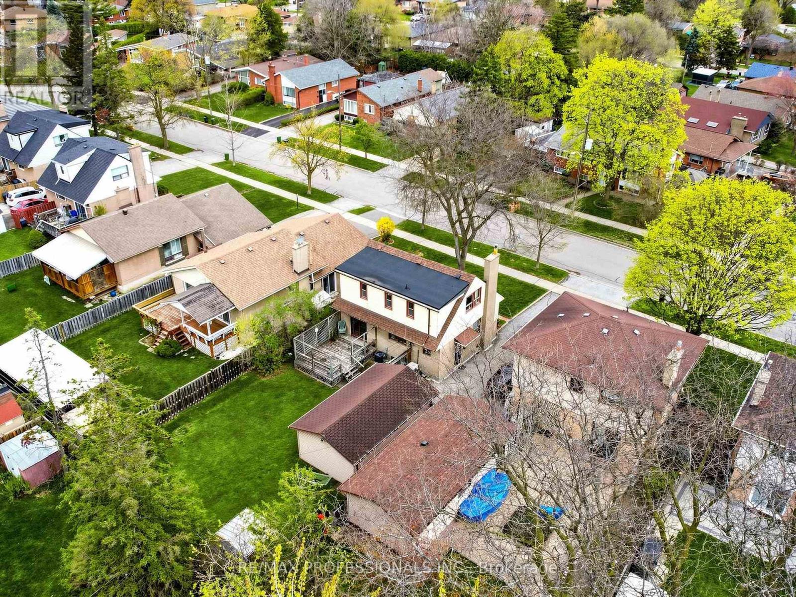 26 HENLEY CRESCENT - 31