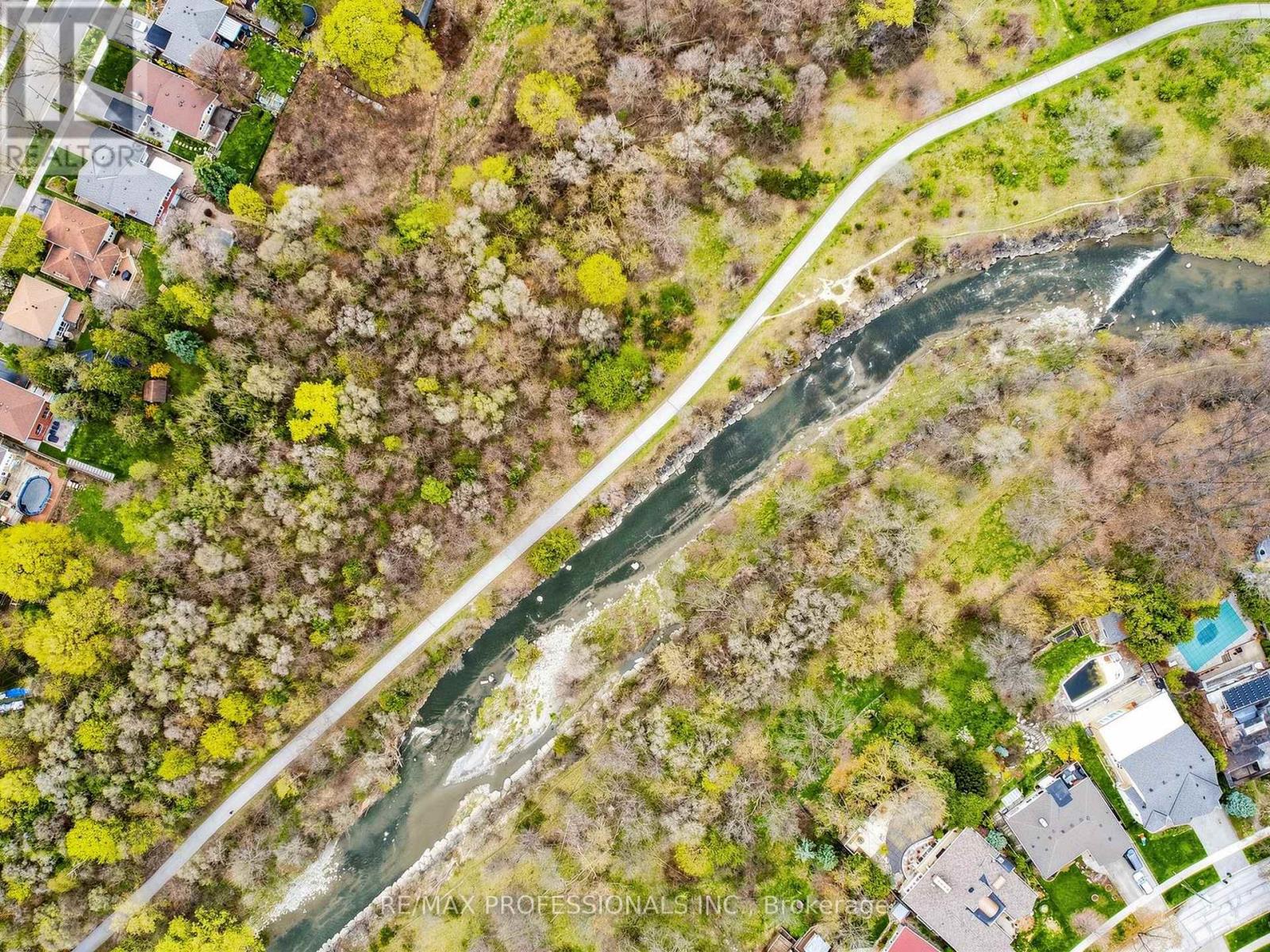 26 HENLEY CRESCENT - 35