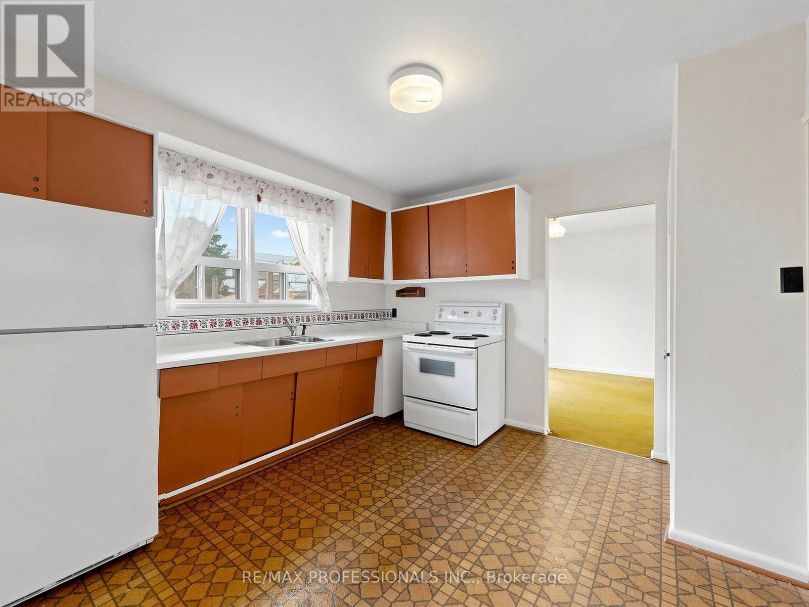 26 HENLEY CRESCENT - 8