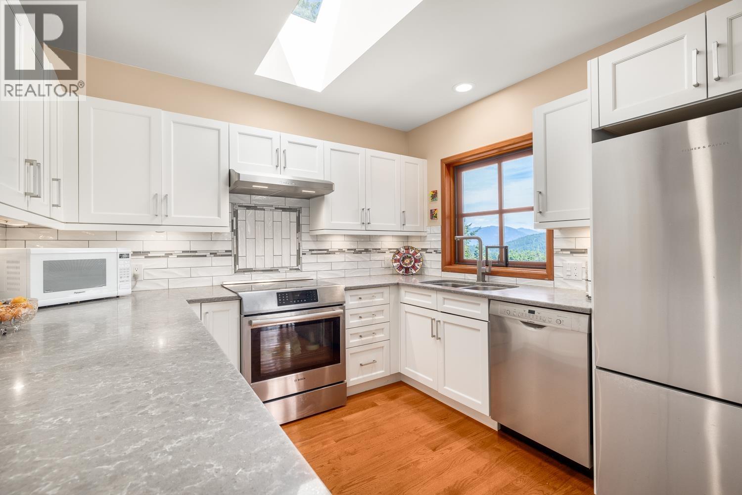 571 ROOCROFT LANE, Bowen Island