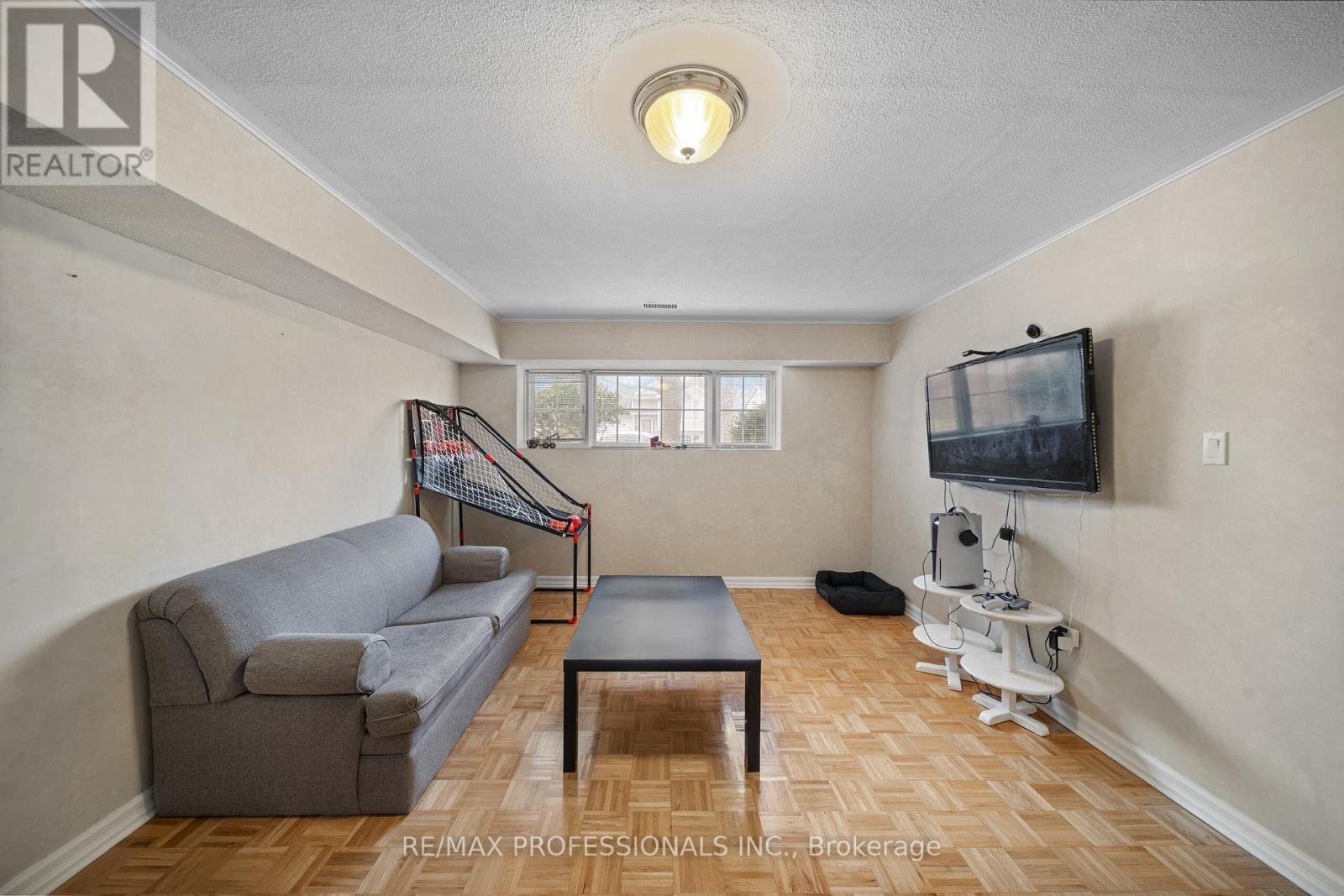 522 TRICO DRIVE - 32