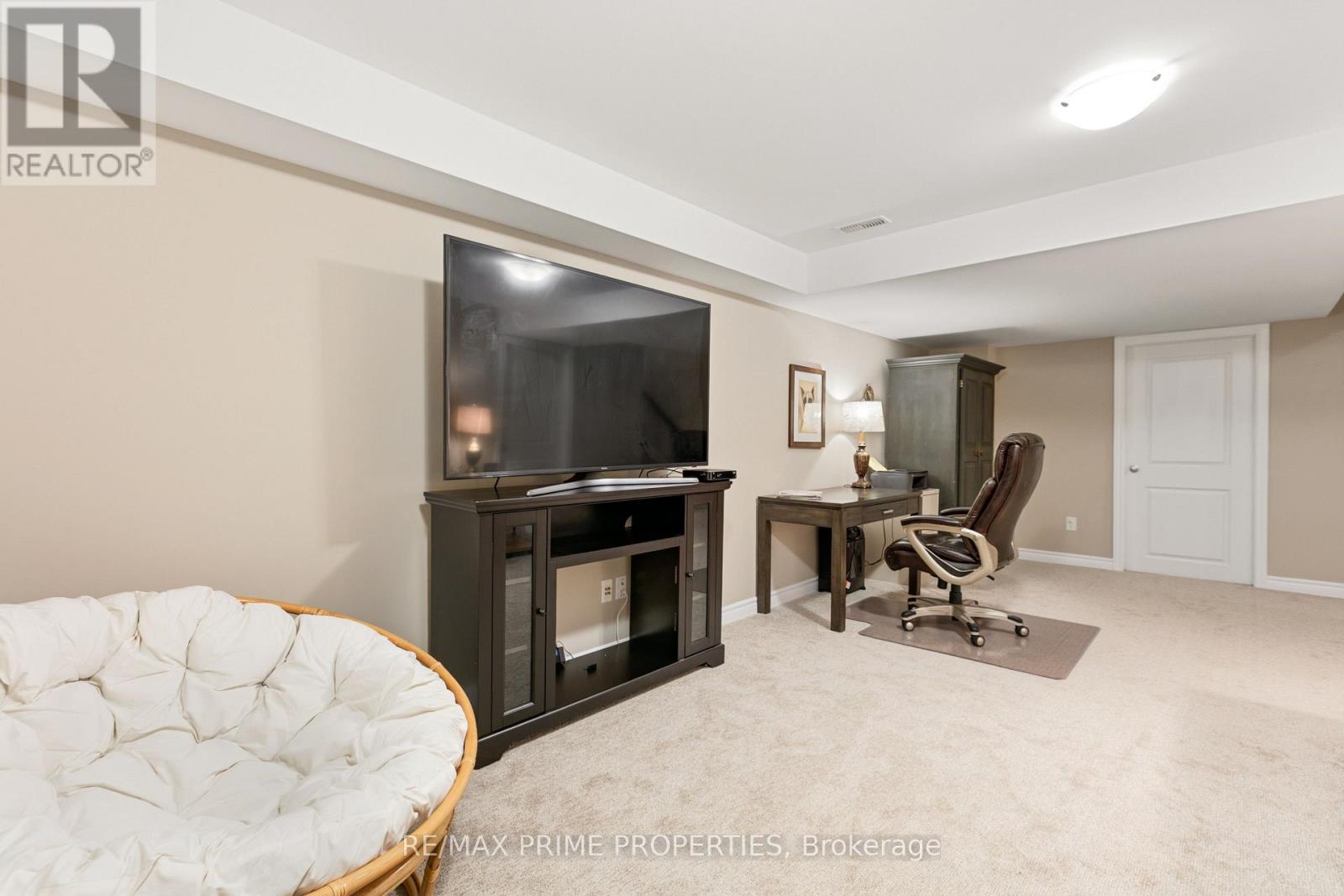942 KILBIRNIE DRIVE - 33