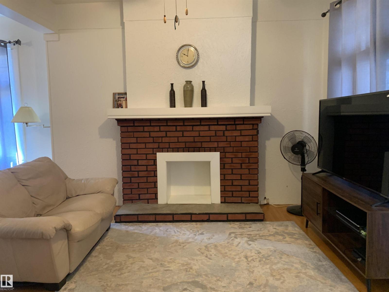 11305 89 ST NW - 4