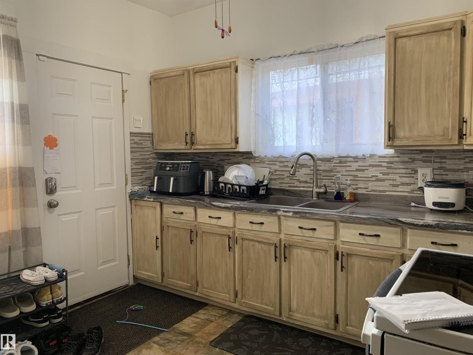 11305 89 ST NW - 7