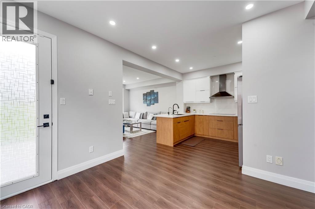42 DOON MILLS Drive, Kitchener, Ontario, N2P2W9 — Photo 9