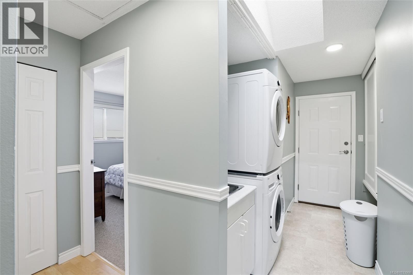 2517 Nadely Cres - 28
