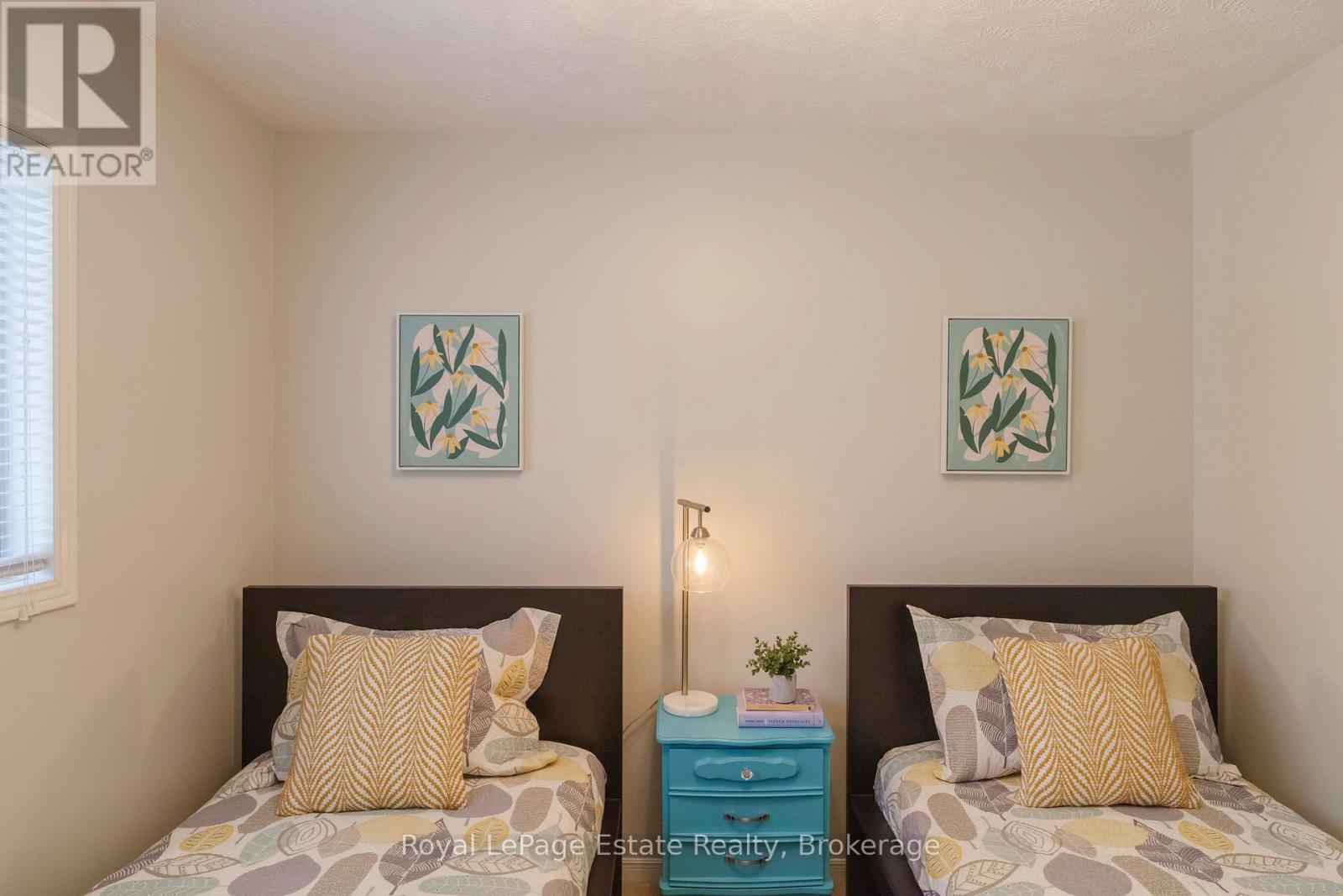 21 SAUBLE WOODS CRESCENT - 18