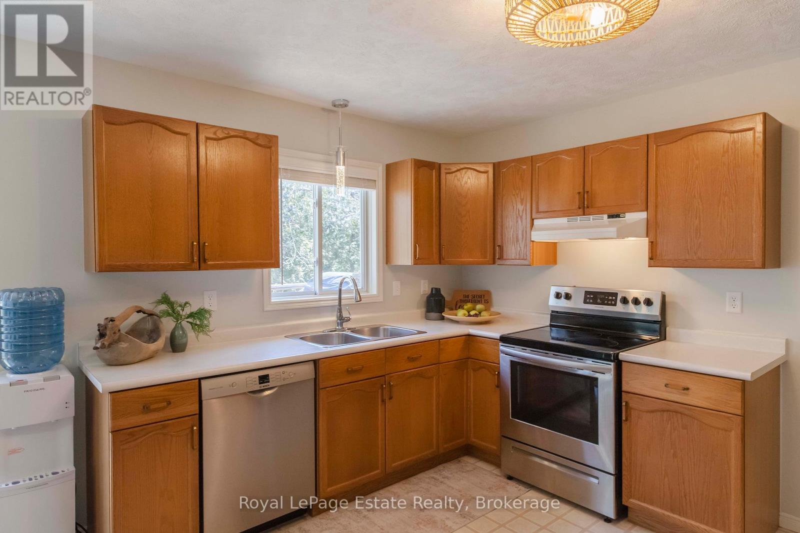 21 SAUBLE WOODS CRESCENT - 31