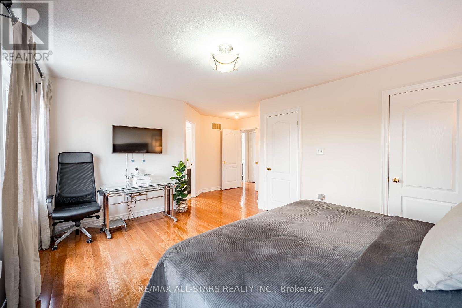 2 MANTLE AVENUE - 23