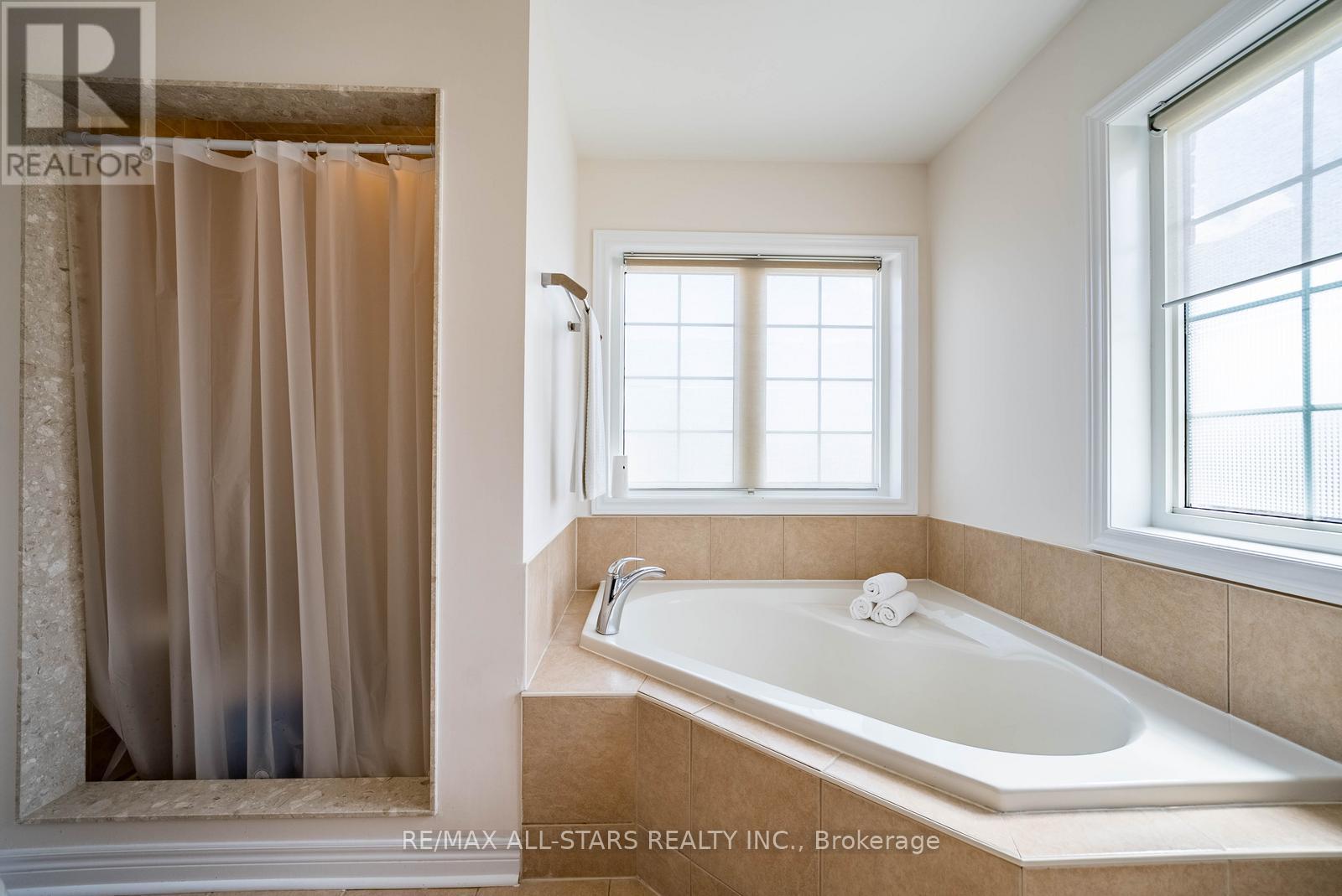 2 MANTLE AVENUE - 25