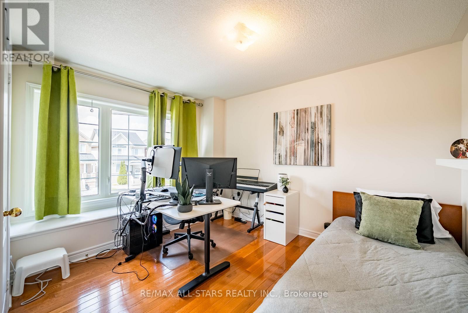 2 MANTLE AVENUE - 27