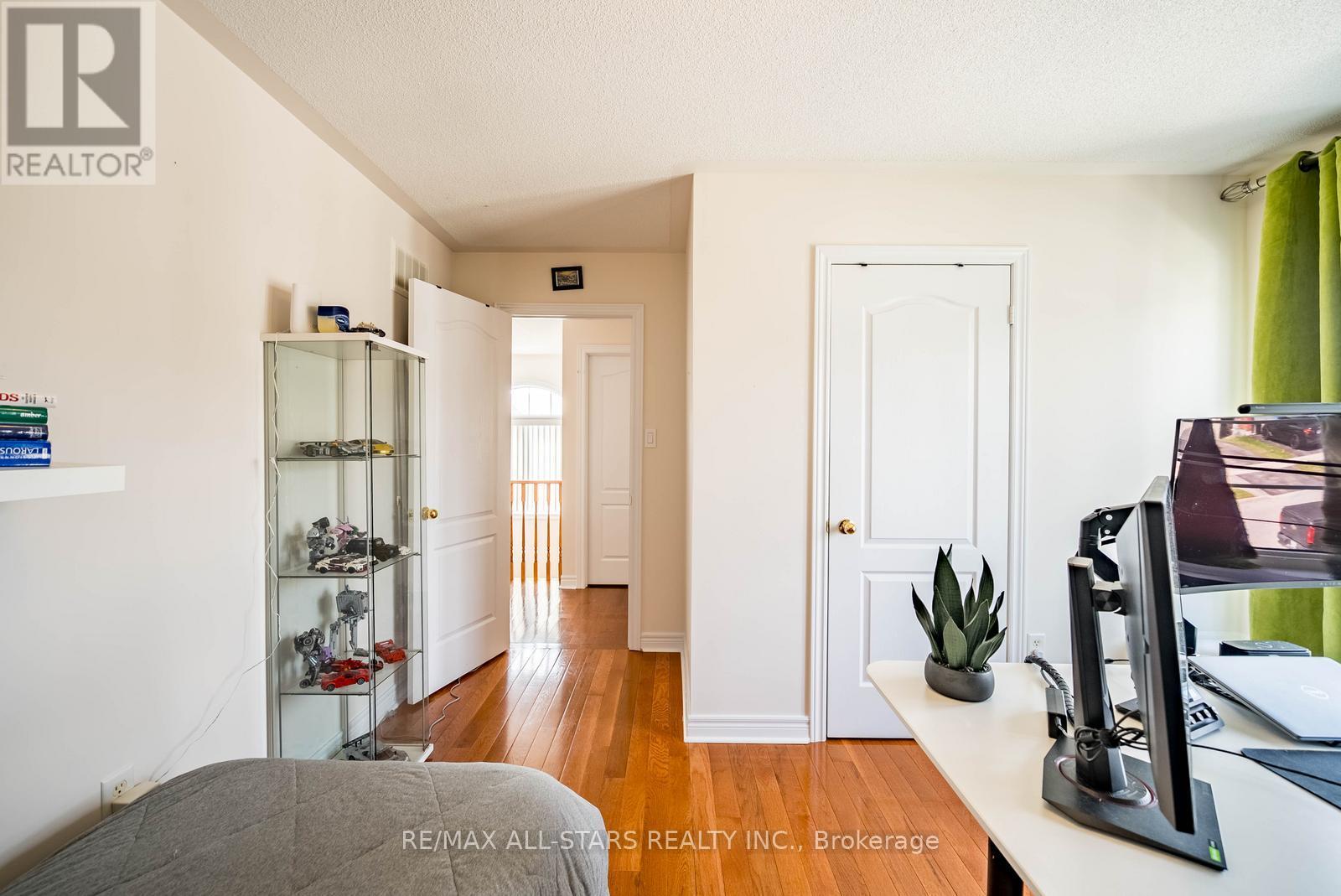 2 MANTLE AVENUE - 28