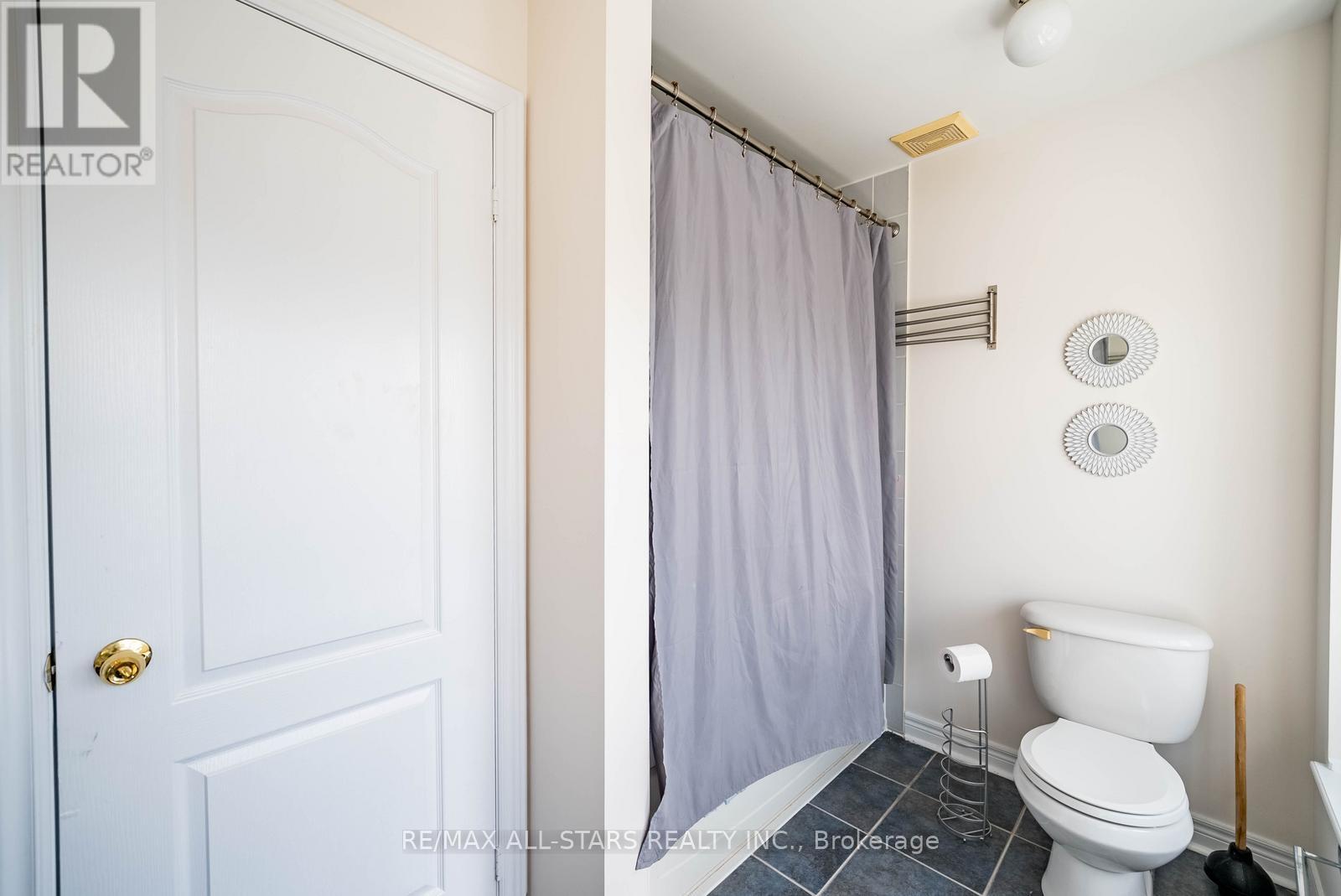 2 MANTLE AVENUE - 32