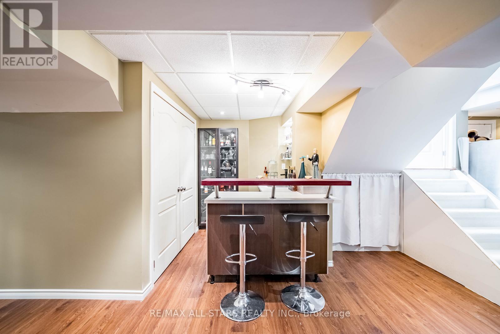 2 MANTLE AVENUE - 33