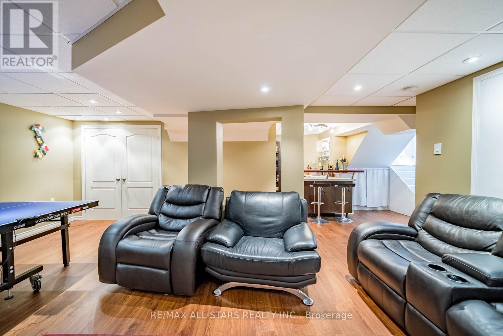 2 MANTLE AVENUE - 35
