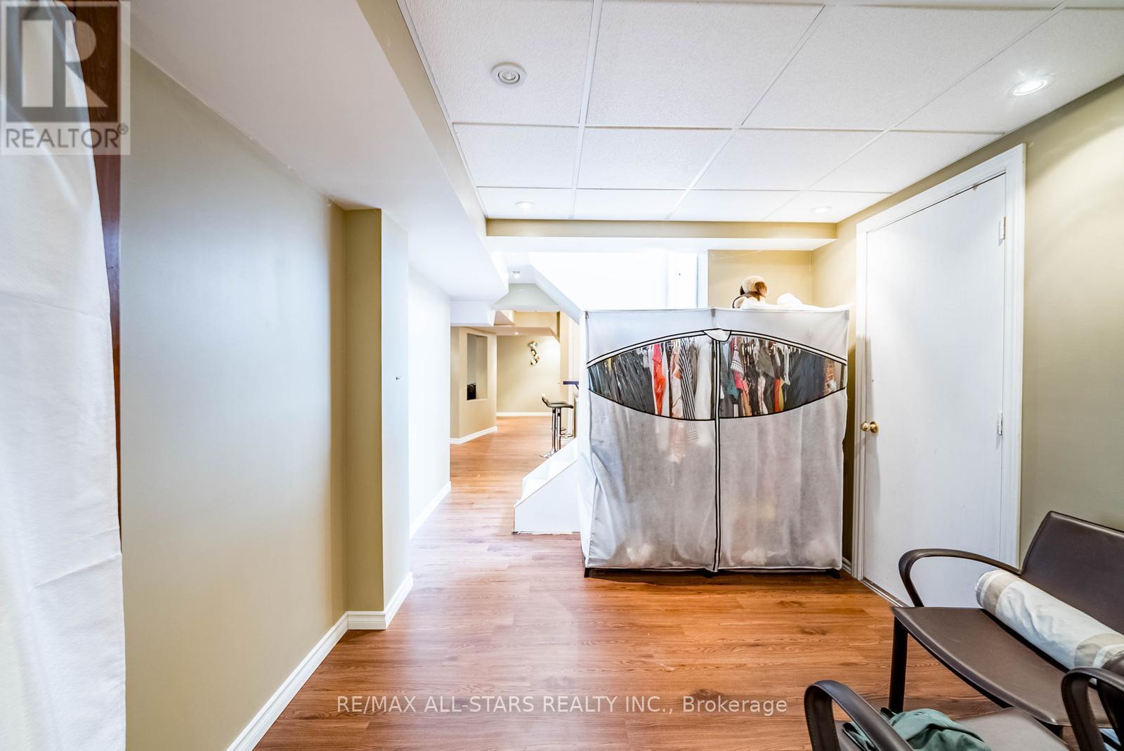 2 MANTLE AVENUE - 36