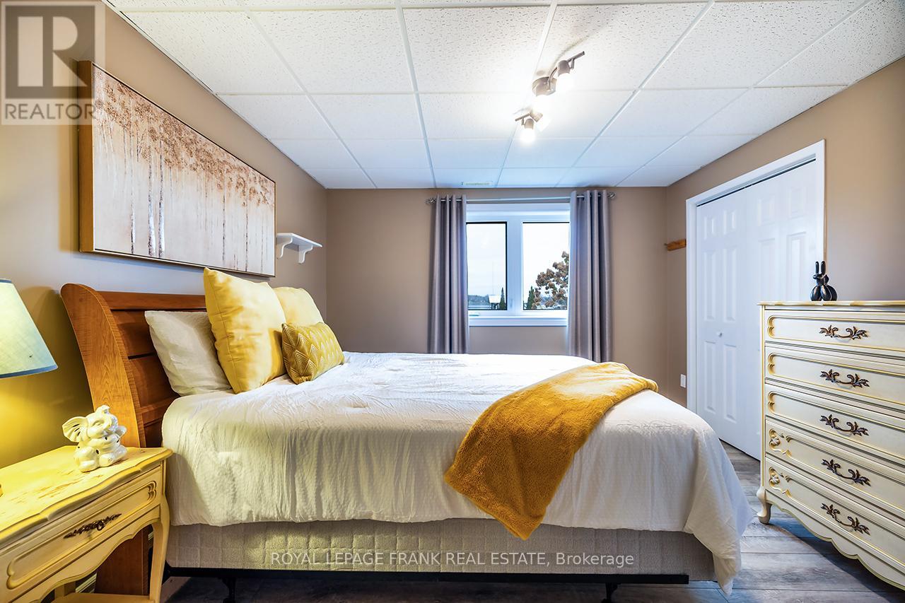 25 SHELLEY DRIVE - 36