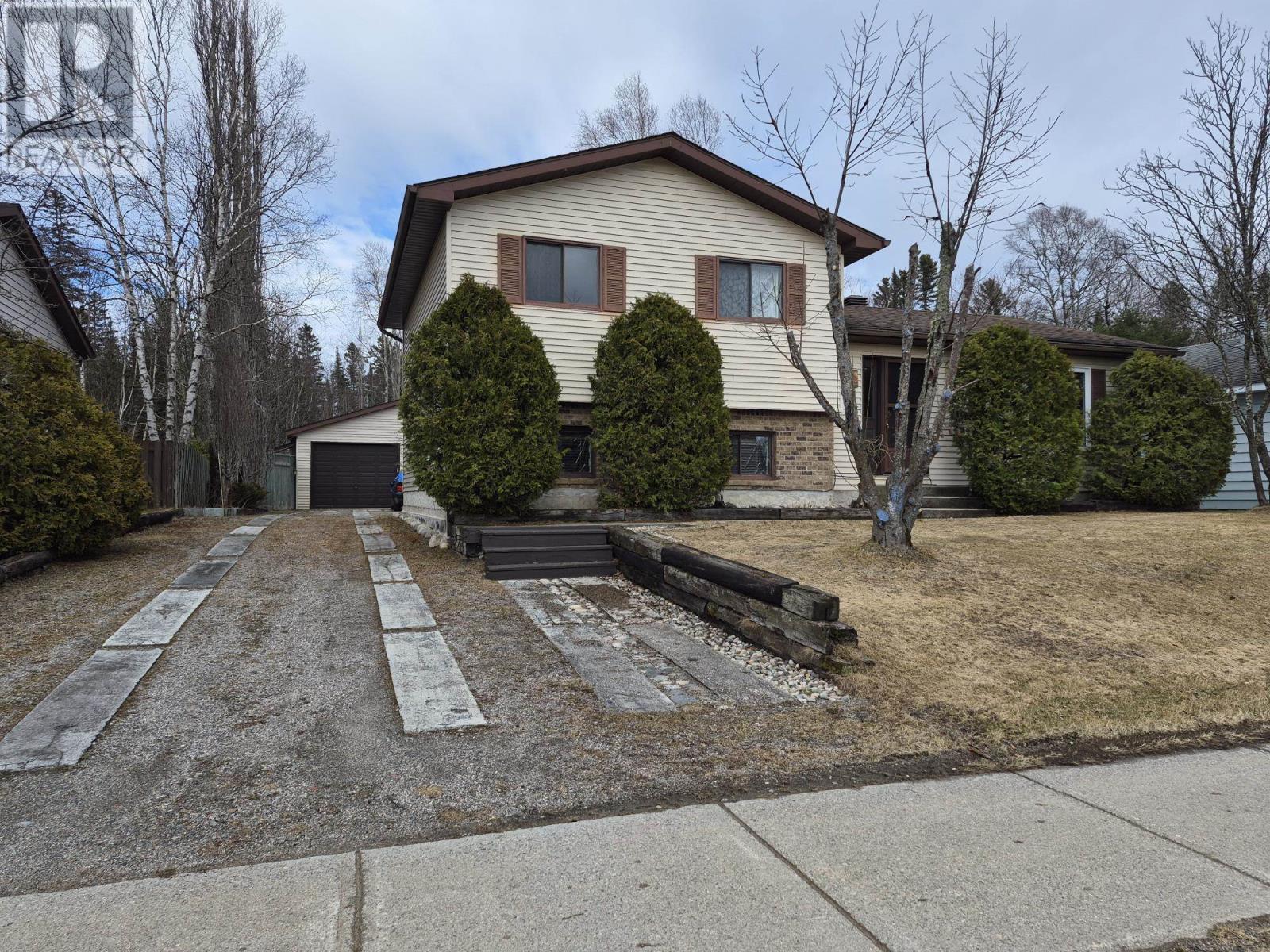 35 Bastedo Cres, Marathon, Ontario, P0T2E0 — Photo 2